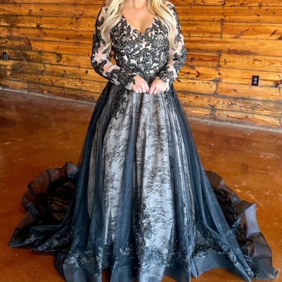 Black wedding dress - Picture 1 of 2